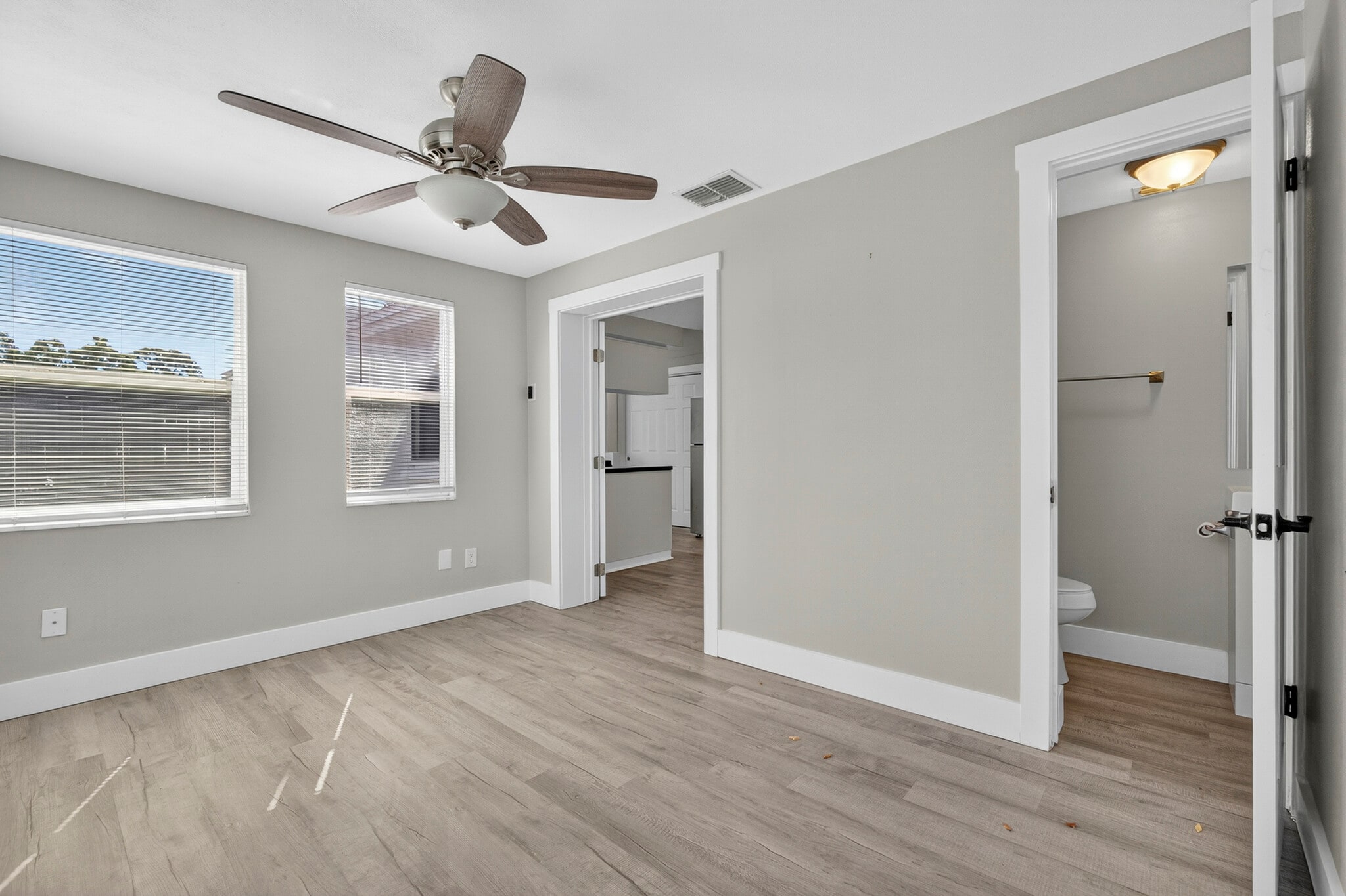 Building Photo - 3624 Oakhurst Dr