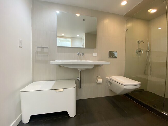 Building Photo - 801 S Wells St