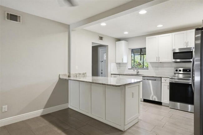 Building Photo - 727 N Himes Ave