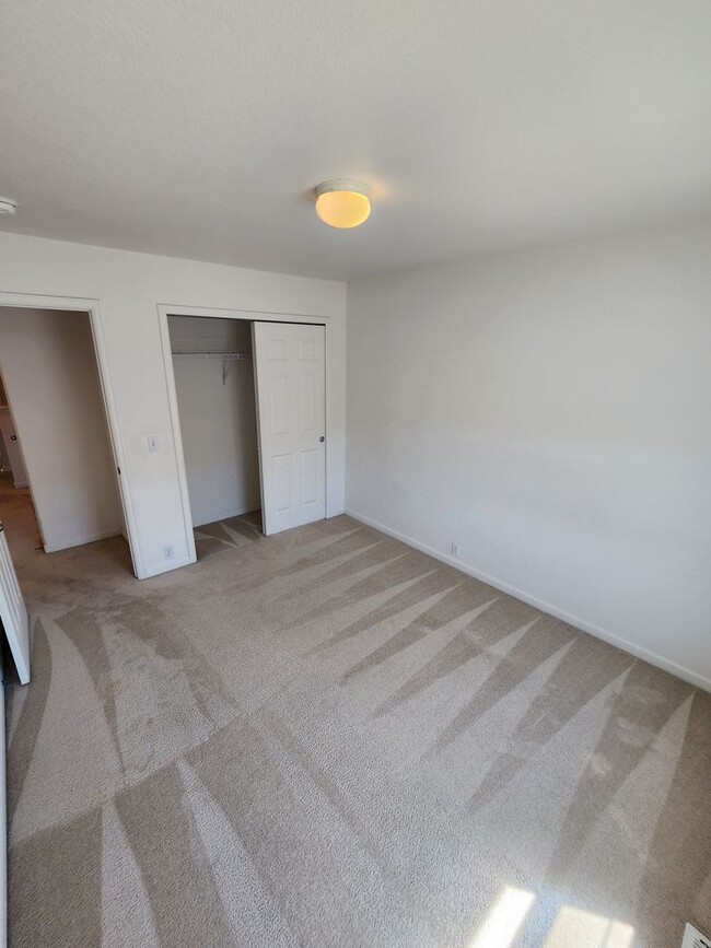 Building Photo - Beautiful Townhome