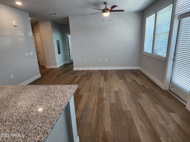 Building Photo - 7460 N Zanjero Blvd