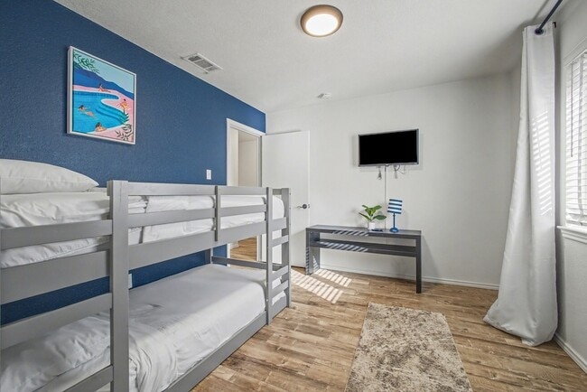 Building Photo - 913 Sandhurst Dr