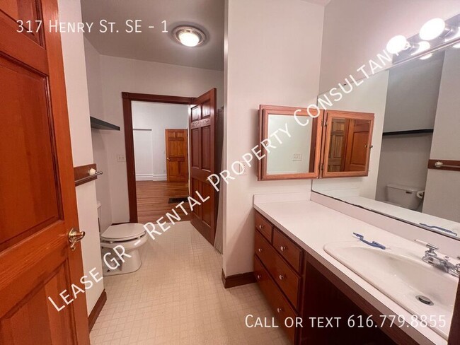 Building Photo - Two Bedroom Spacious Unit in Cherry Hill! ...