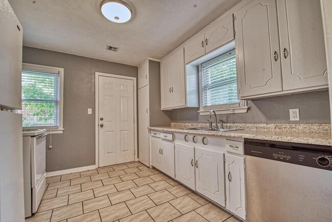 Building Photo - 2429 NW 35th St
