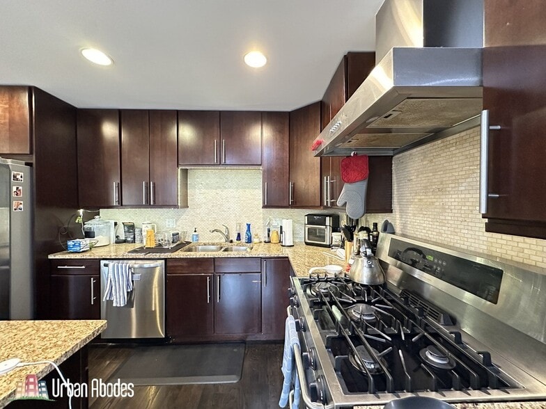 Building Photo - 907 N Damen Ave