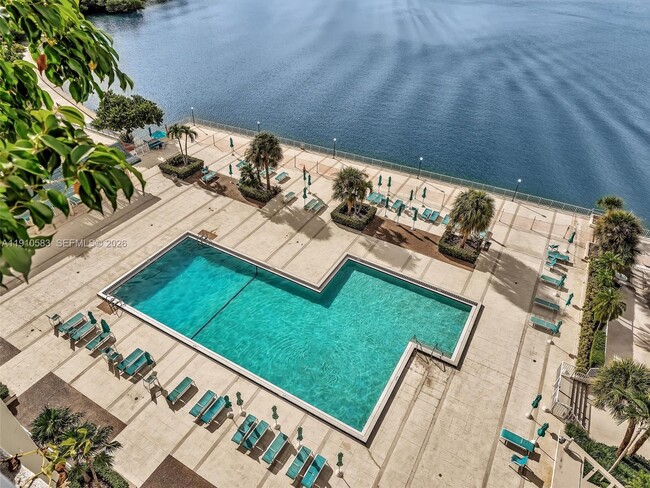 Building Photo - 300 Bayview Dr