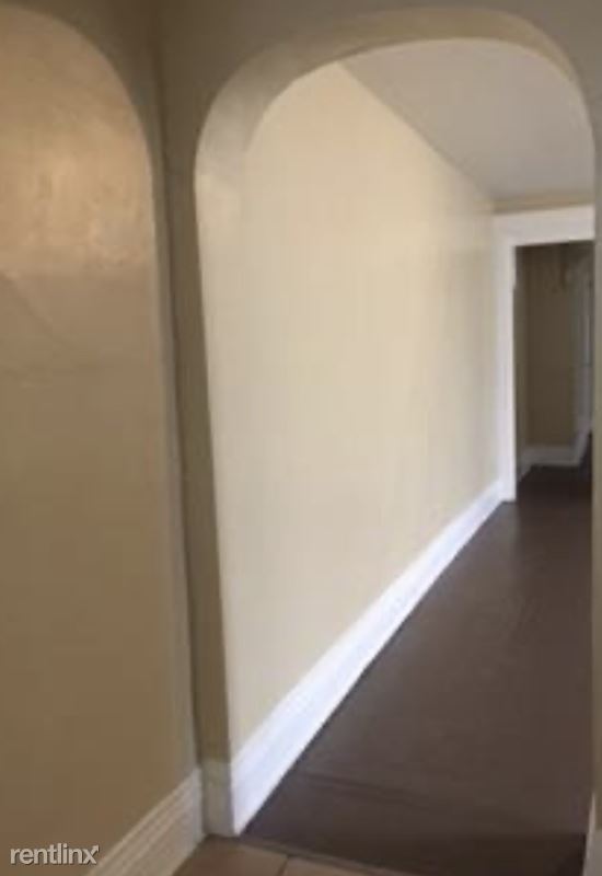 Building Photo - 218 E 9th St