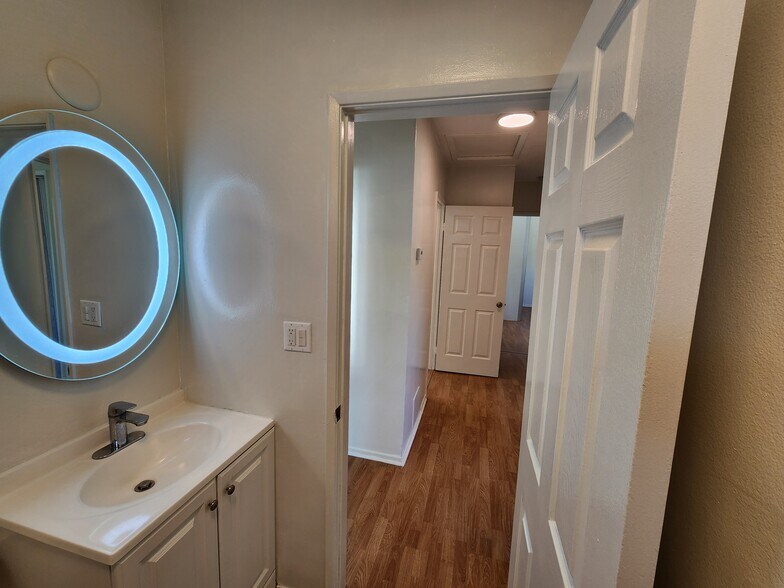 Building Photo - 10449 Cantara St