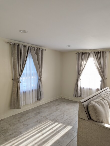 Building Photo - 3322 W Catalpa Ave