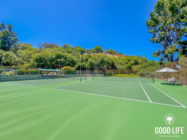 Building Photo - SD: Spacious 2BD/2BA Condo in Hillcrest with Private Balcony, Community Pool & Tennis Court