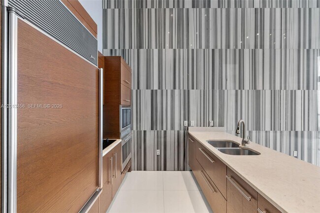 Building Photo - 475 Brickell Ave