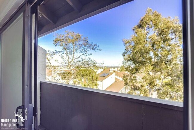 Building Photo - Bright & Airy 2Bdm 1Ba Townhome in San Diego!