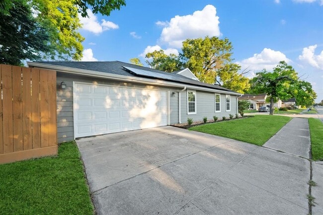 Building Photo - 3803 Zephyr St