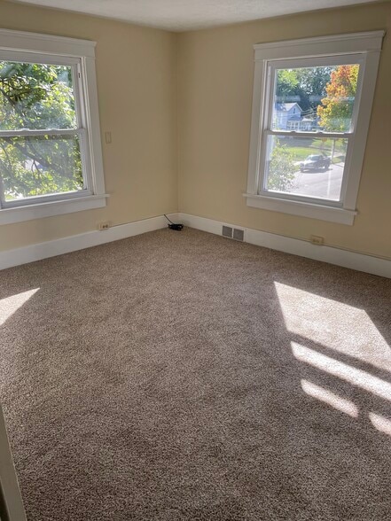 Building Photo - 206 Wales Rd NE