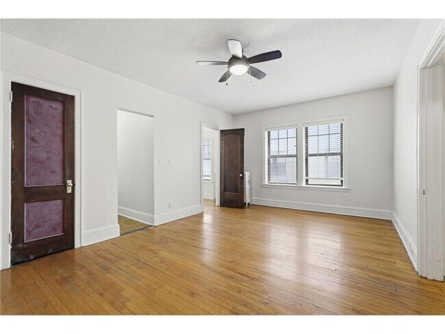 Building Photo - 220 E 19th St
