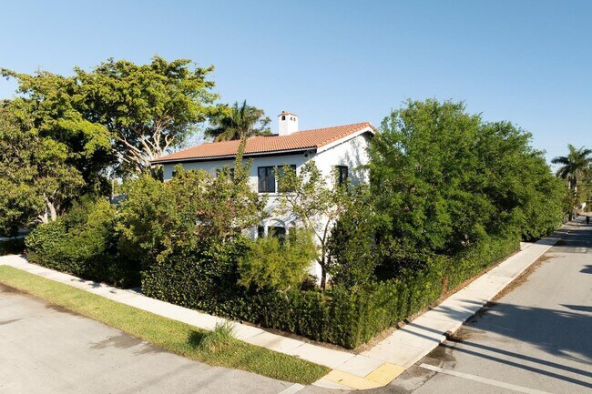 Building Photo - 1629 S Lakeside Dr