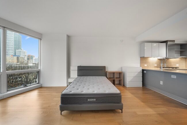 Building Photo - 77 Hudson St