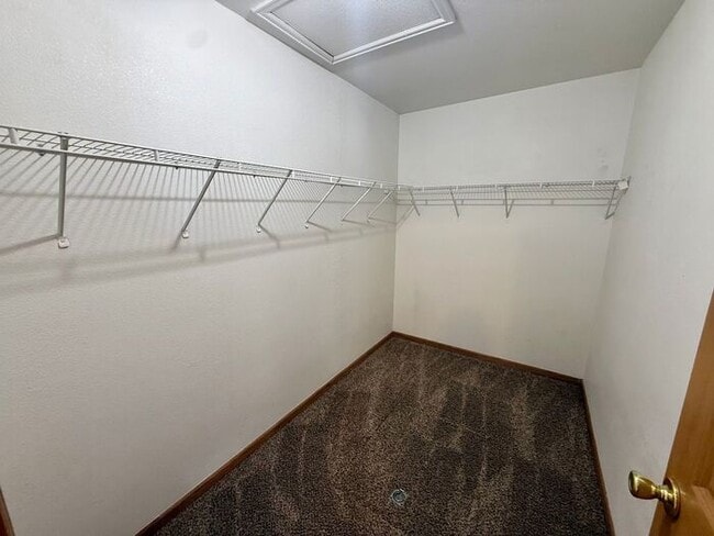 Building Photo - 3 Bed 2 Bath Duplex in Milliken with Overs...