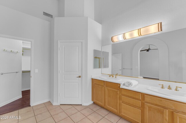Building Photo - 13867 E Paradise Ln