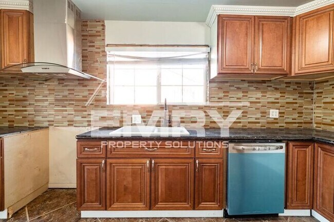 Building Photo - 2 Bed 1 Bath House in Lynwood Parking Incl...