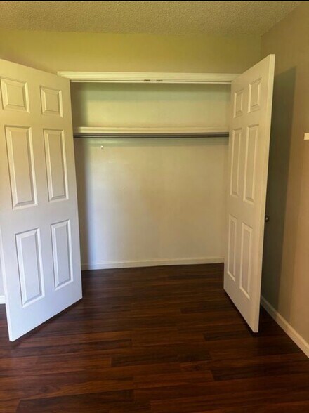 Building Photo - 806 Lois Ln