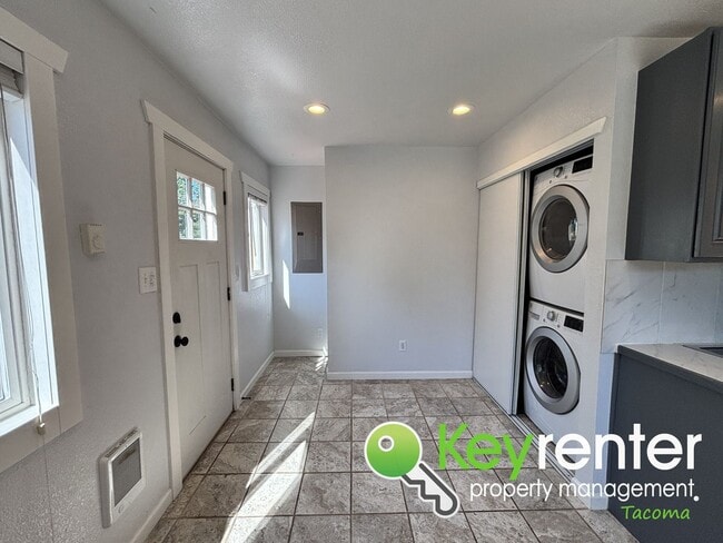 Building Photo - Charming 2-Bedroom Home with Modern Upgrad...