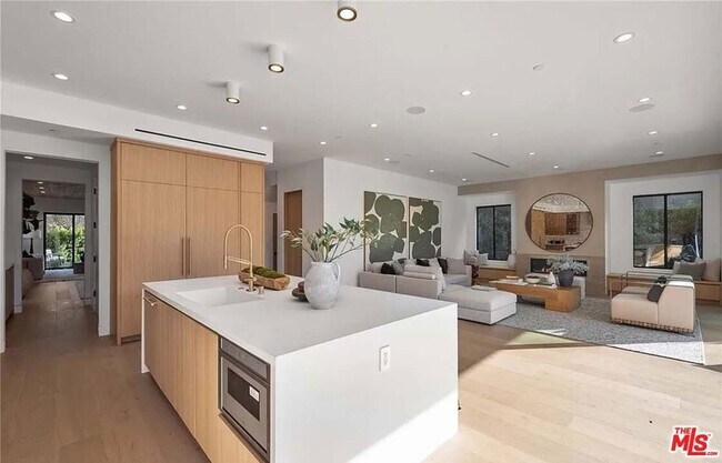 Building Photo - 4453 Gentry Ave