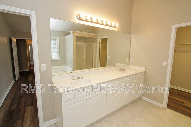Building Photo - 1490 Creek Pointe Cir