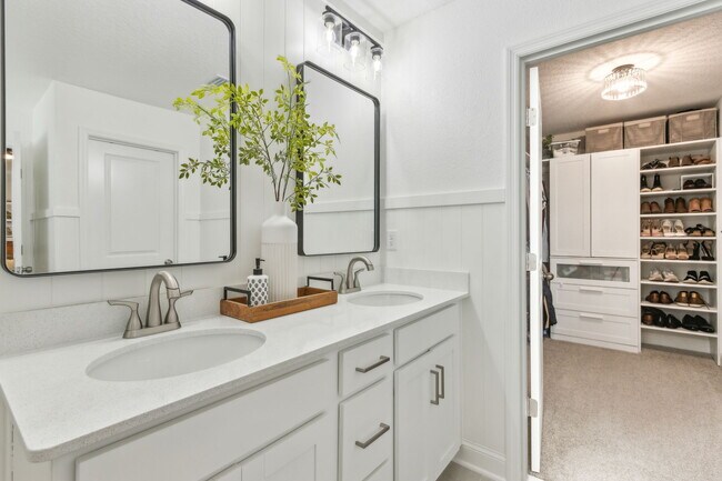 Building Photo - 579 Meadow Creek Dr