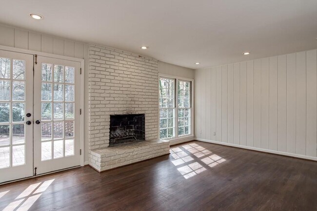 Building Photo - 4601 Club Cir NE