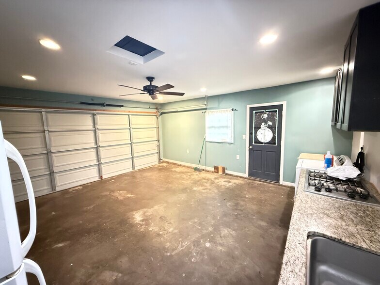 Building Photo - 235 S Robin Rd