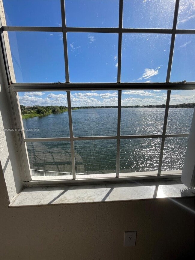 Building Photo - 2831 N Oakland Forest Dr