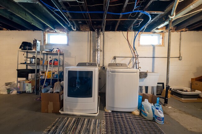 Building Photo - 817 Central Ave W