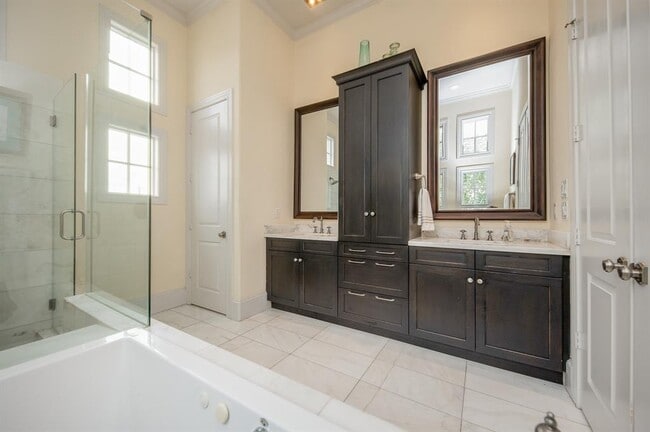 Building Photo - 5410 Alder Cir