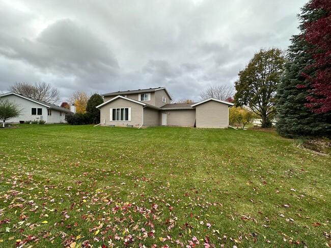 Building Photo - Huge 3BR/3BA house on Madison's West Side!
