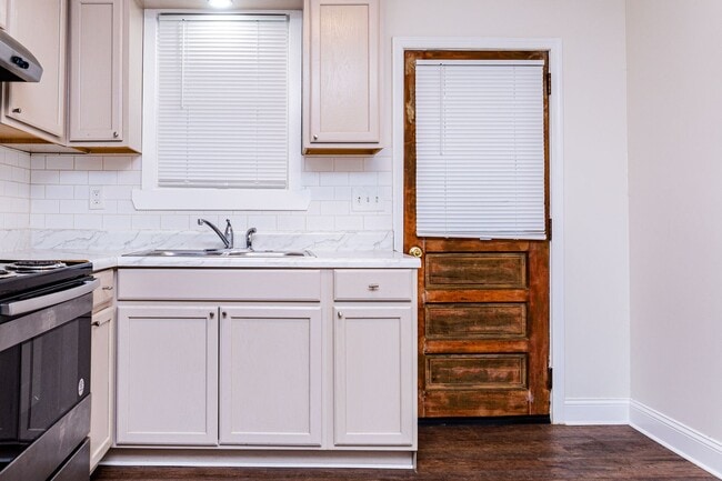 Building Photo - New Listing!