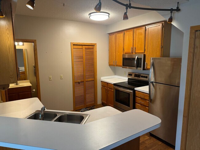 Building Photo - Beautiful Townhome with Private Patio, Gas...