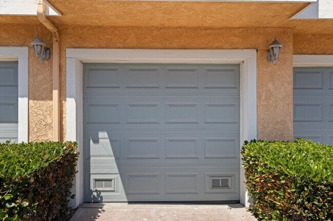Building Photo - BRAND NEWLY RENOVATED 3BD/2BA Condo in the...