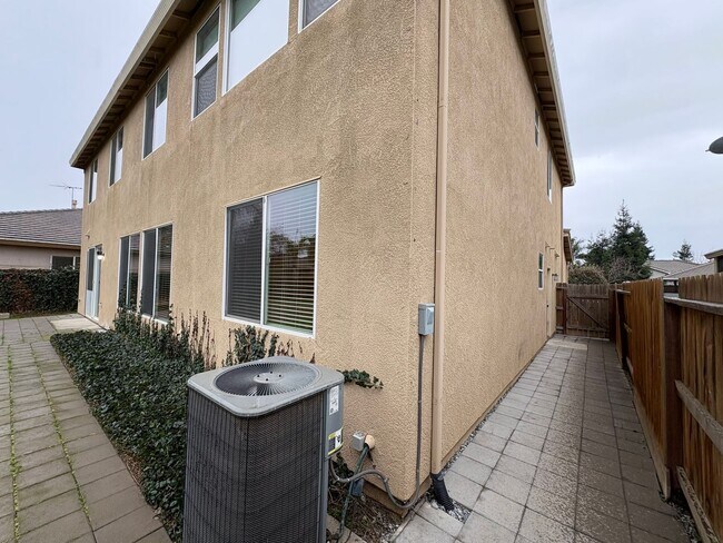 Building Photo - 3116 W Buena Vista Ave