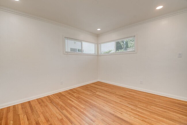 Building Photo - 3 Bedroom House in the Heart of Pacific Be...
