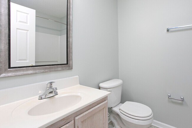 Building Photo - Spacious 3 Bed 3 Bath Apartment near NCSU & Downtown Raleigh! Available August 15th!