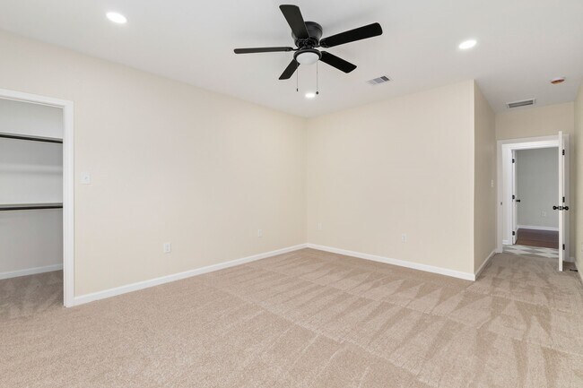 Building Photo - 102 E Val Verde St