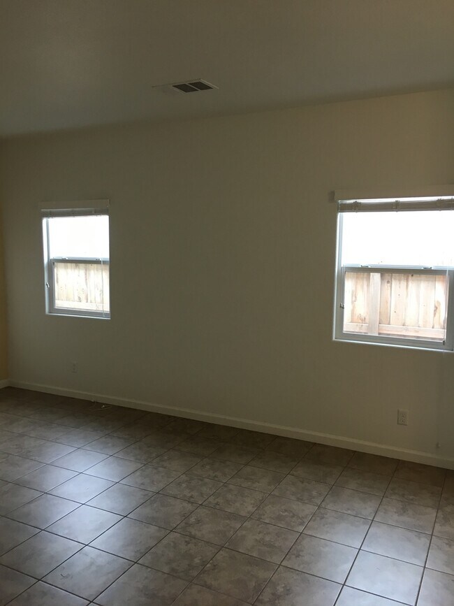 Building Photo - *Move in Special*