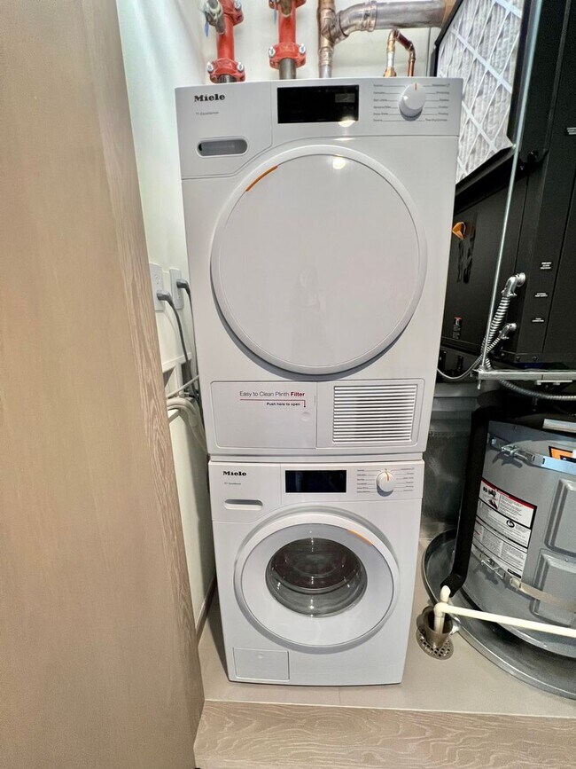 Building Photo - Well Maintained 1 Bed, 1 Bath, 1 parking i...