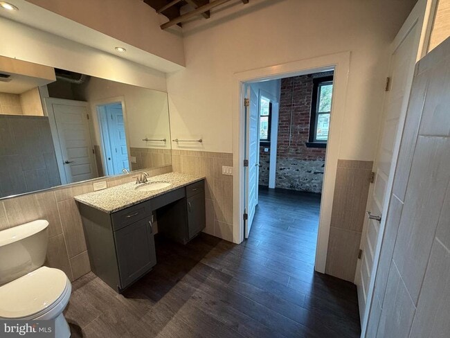 Building Photo - 820 W Market St