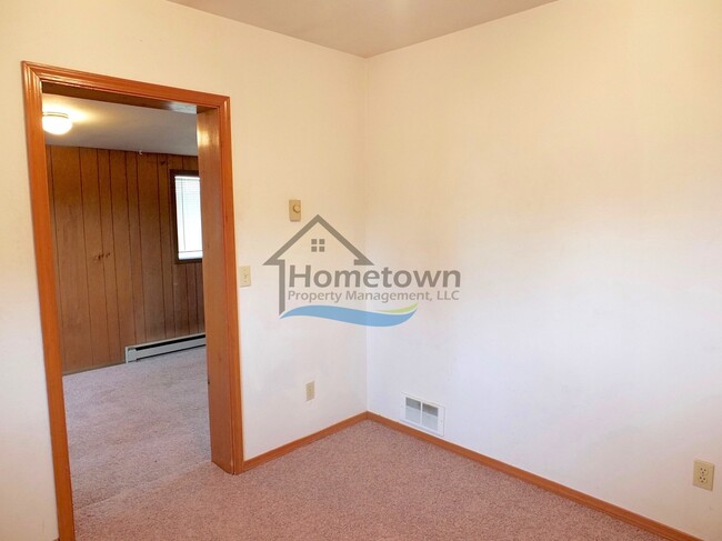 Building Photo - Cozy 2 Bed 1 Bath Home w/Garage & Indoor S...