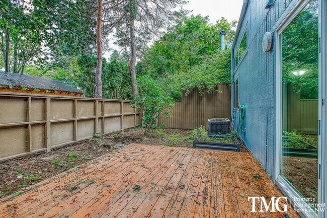 Building Photo - Inviting Townhome with Garage and Communit...