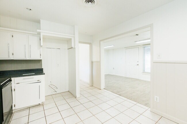 Building Photo - Newly remodeled 3/2/2 in north Lubbock!  M...