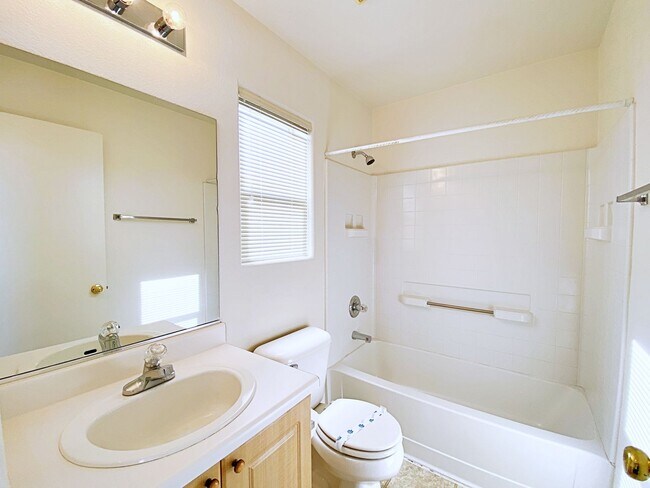 Building Photo - 1 WEEK FREE RENT!!!  2 BEDROOM 2 BATH TOWNHOME IN GATED COMMUNITY