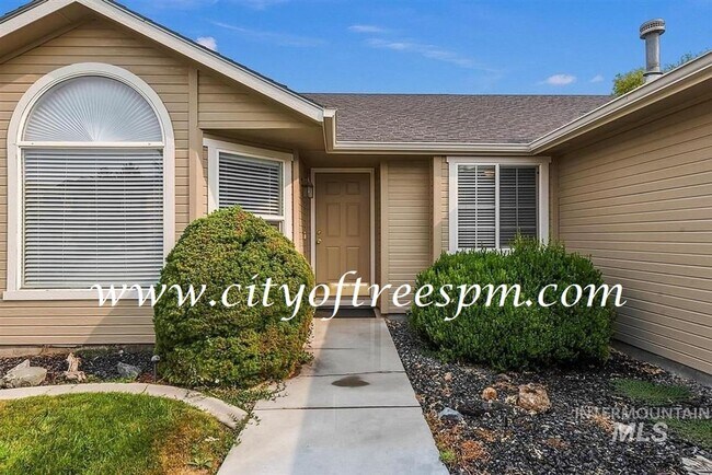 Building Photo - Fantastic 4 bed 2 Bath, 3 Car Garage with ...
